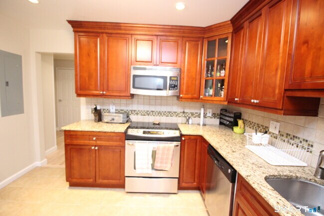 Building Photo - 30 Maple Tree Ave