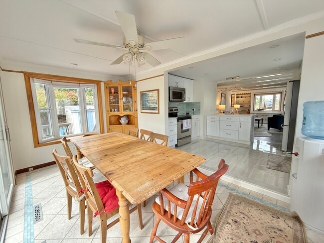 Building Photo - 18 Bay St