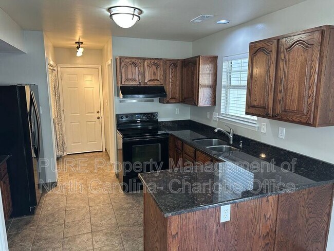 Building Photo - 12115 Landing Green Dr