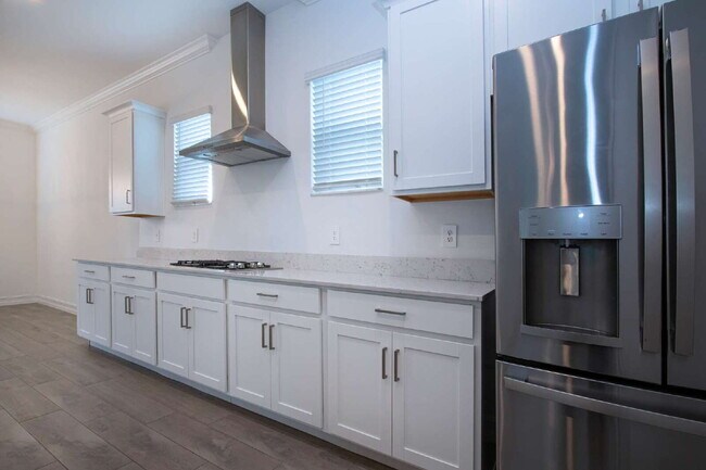 Building Photo - Spacious Like New 4-Bedroom Oasis with 3 Full Baths in Palmetto - Available NOW