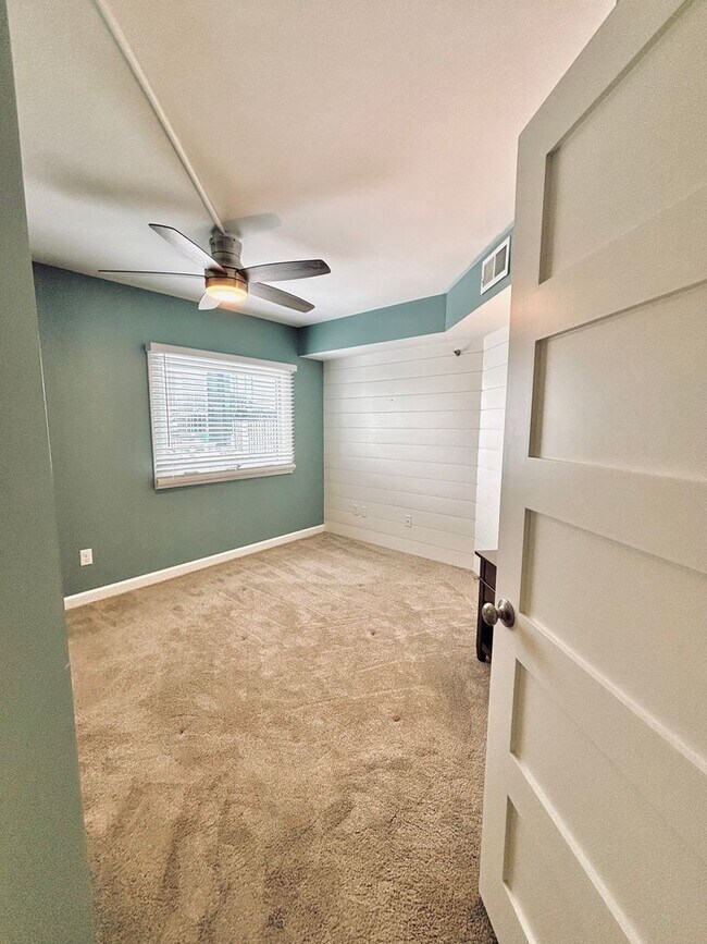 Building Photo - Beautiful 1 bed 1 bath executive condo! Heated parking, gym, sauna!