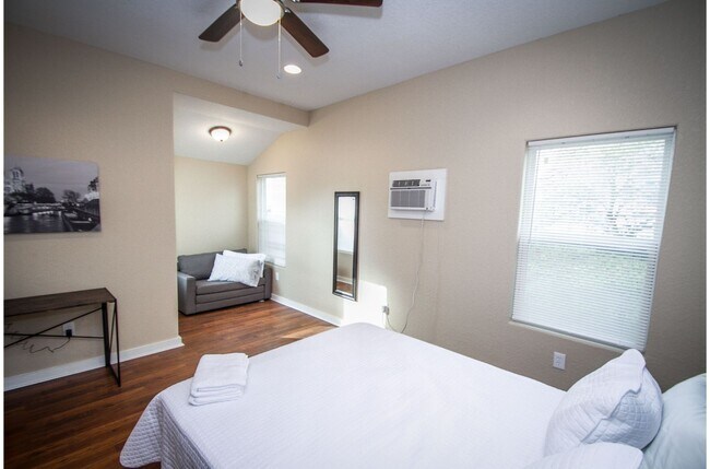 Building Photo - Renovated 1BR/1BA Downtown Home