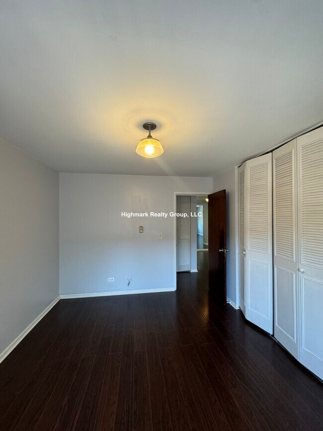 Building Photo - 3825 N Pine Grove Ave