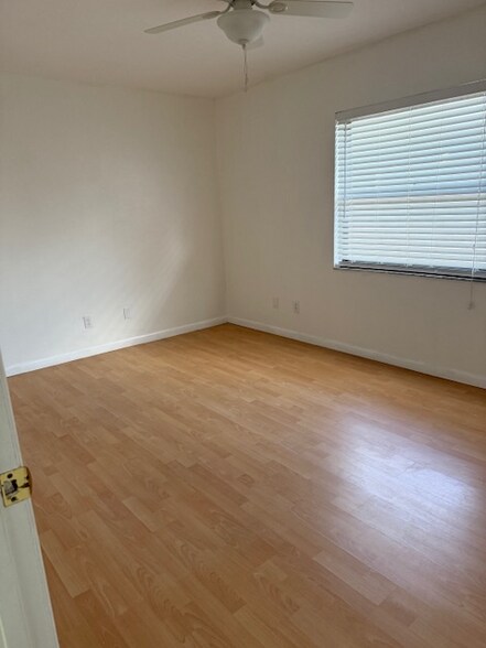 Building Photo - 639 Meadowvale Dr