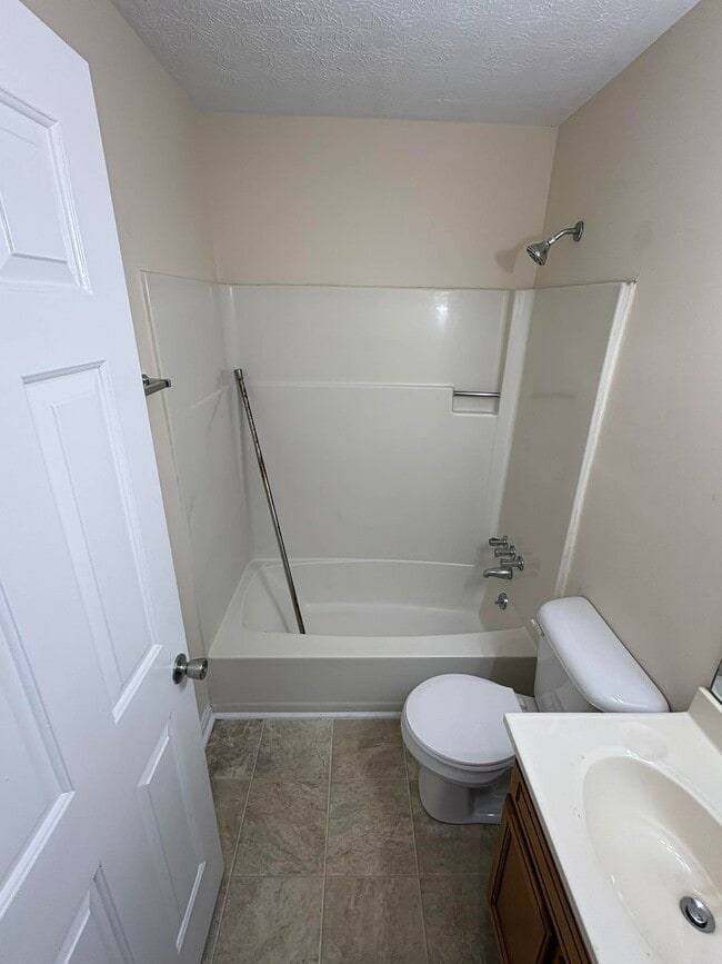 Building Photo - 1615 Highland Way