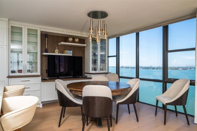 Building Photo - 770 S Palm Ave