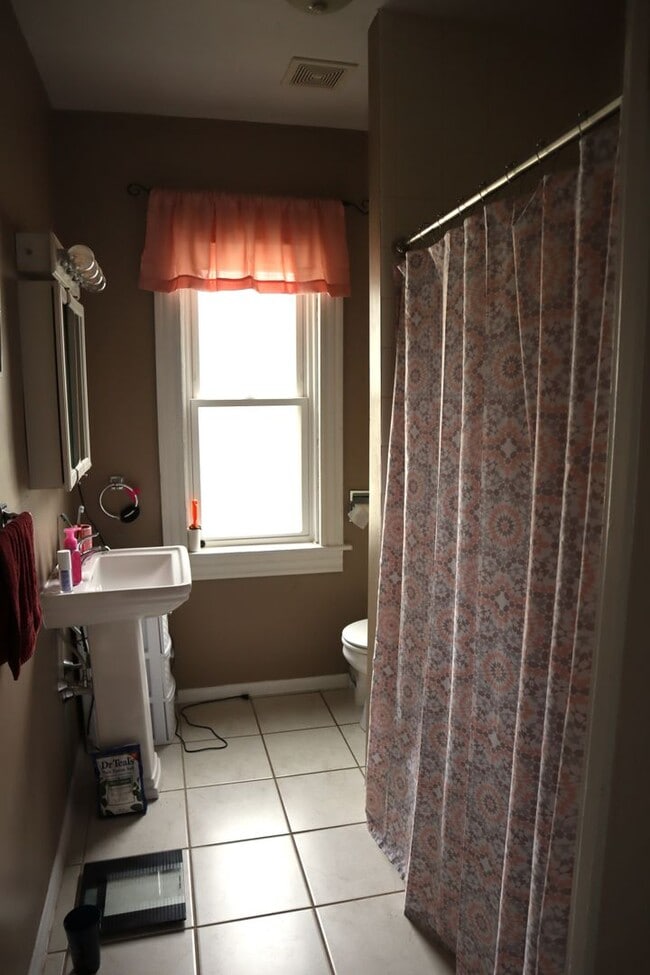 Building Photo - 2-3 bedroom house with 1 car garage in Ind...