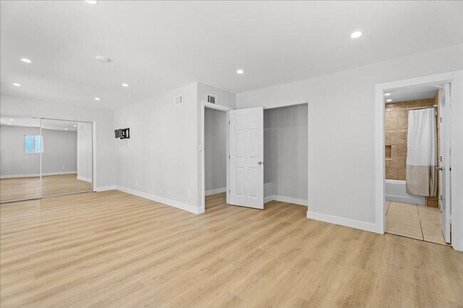 Building Photo - Updated 3-Bedroom Pool Home with Open Layo...