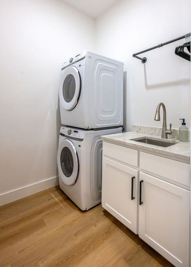 Building Photo - 3373 Mountain View Blvd