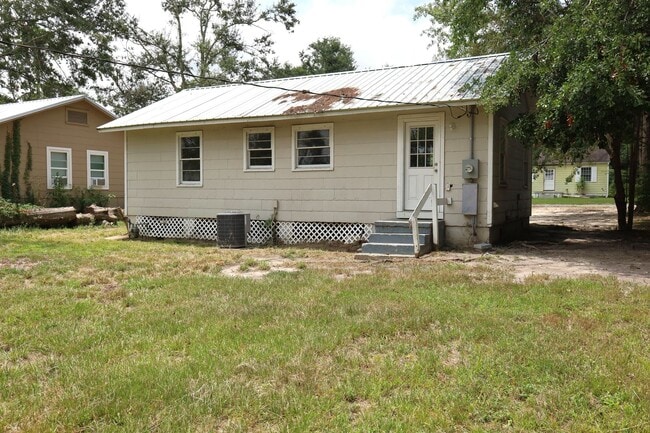 Building Photo - 1707 Clover Dr