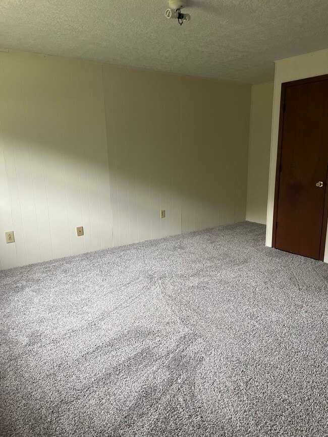 Building Photo - 2 BEDROOM 1 BATHROOM APARTMENT FOR RENT