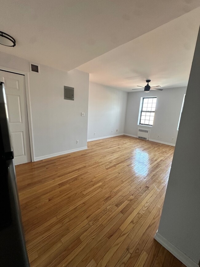 Building Photo - 890 W Beech St