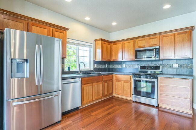 Building Photo - AVAILABLE FOR SHOWING ON 10/15!