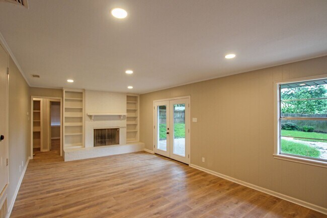 Building Photo - Coming Soon: Stunning 4-bedroom, 2-bath be...