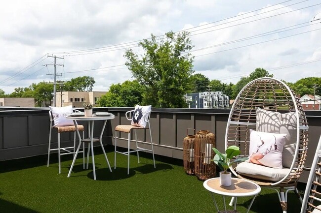 Building Photo - 738 Douglas Ave