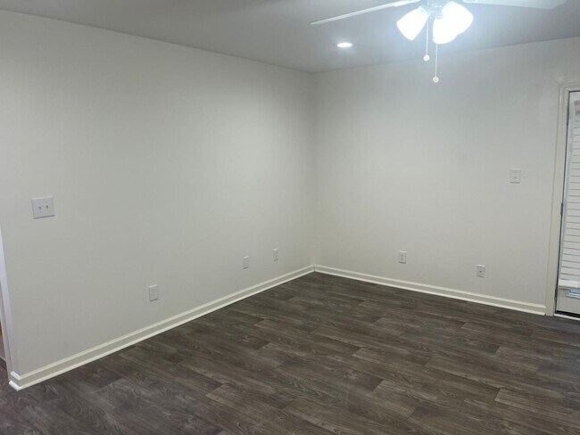 Building Photo - Modern 2-Bed, 1-Bath Oasis with Central Ai...