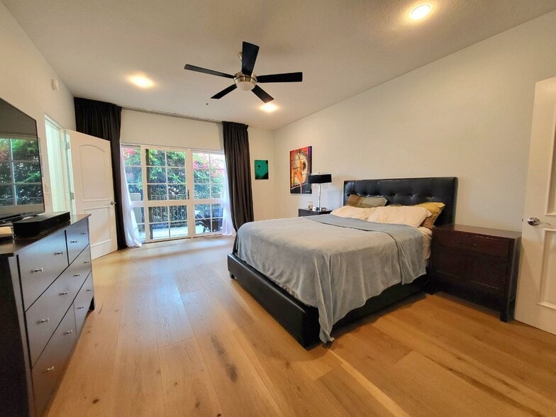 Building Photo - 851 N San Vicente Blvd