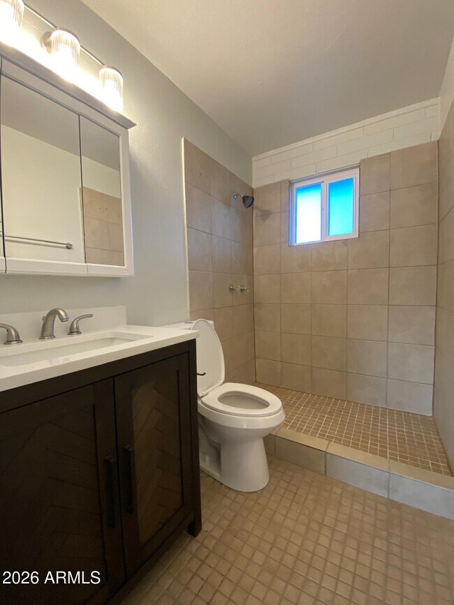 Building Photo - 1321 N 48th Pl