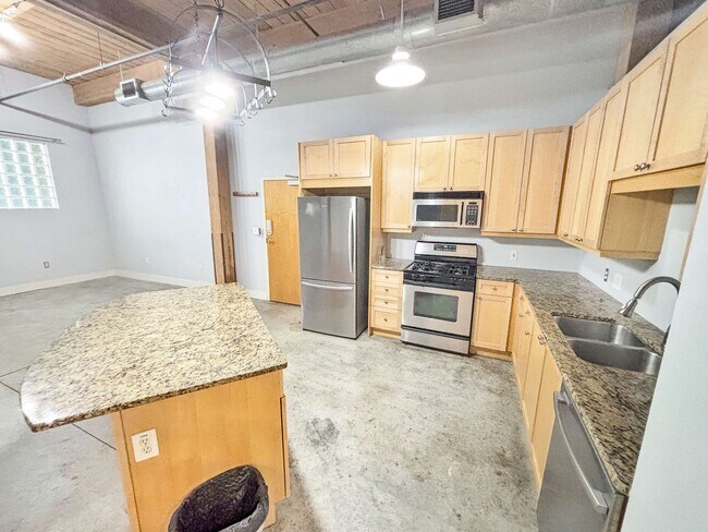 Building Photo - 1 BD/ 1 BA Condo near Mercedes Benz Stadium!