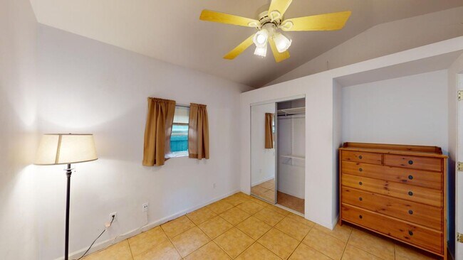 Building Photo - Charming One-Bedroom Backhouse in the cent...