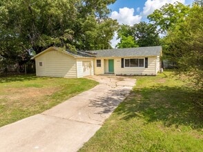 Building Photo - FREE MONTH RENT! Freshly Updated 3 Bedroom House