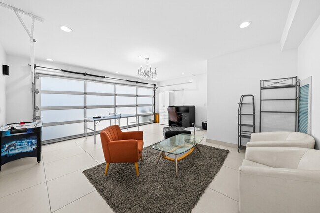 Building Photo - 355 S Sycamore Ave