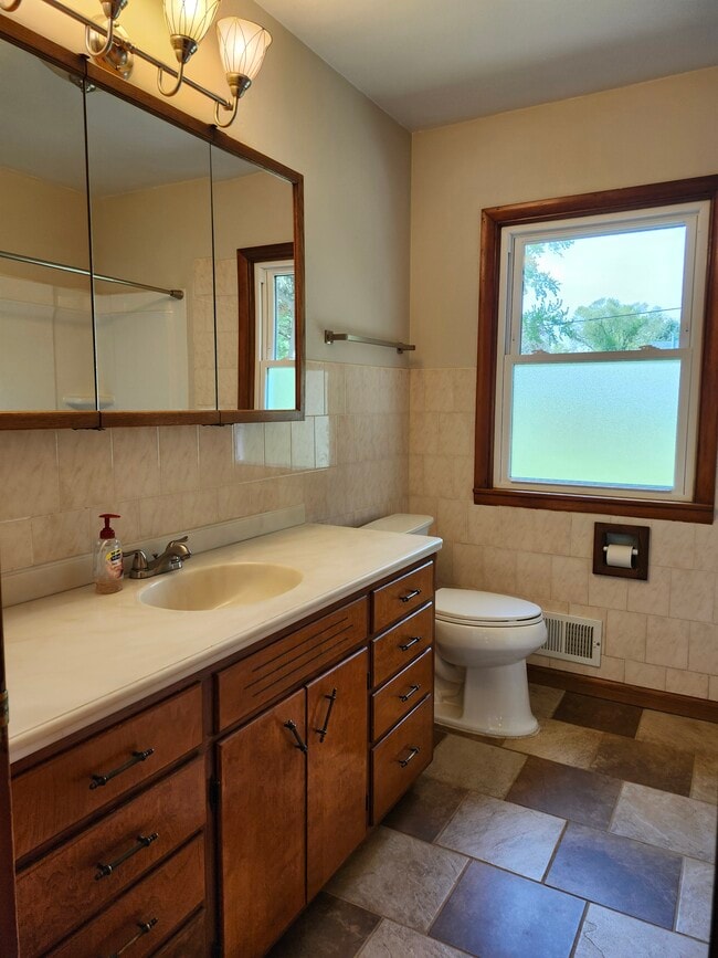 Building Photo - 6618 South Dr