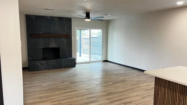 Building Photo - 905 La Charles Dr NE