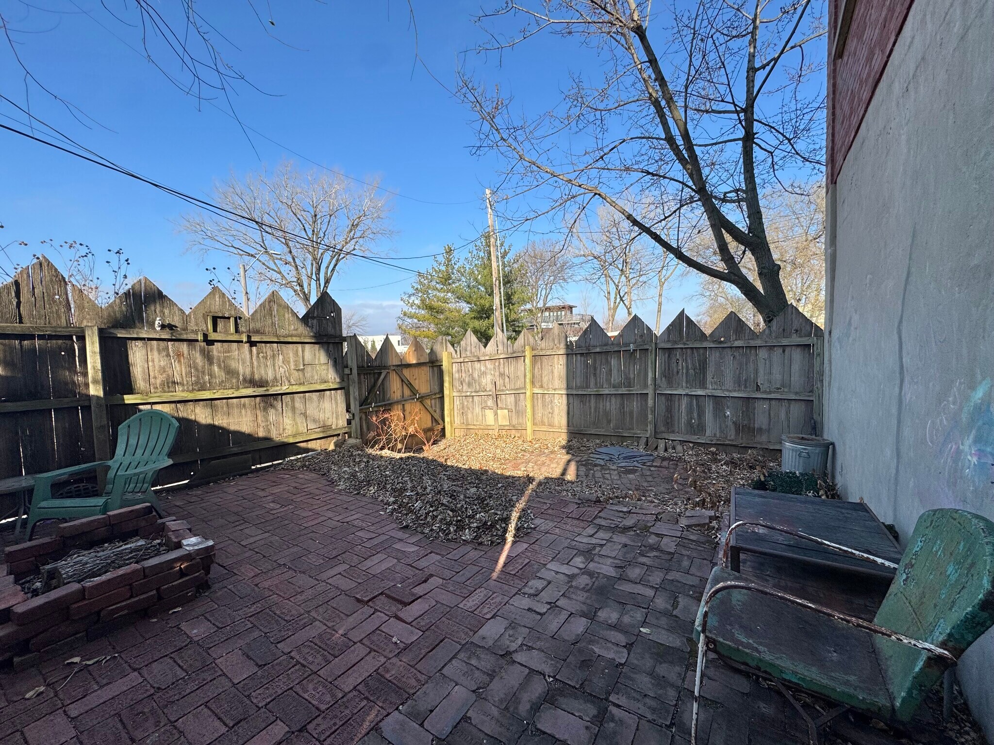 Building Photo - 915 W 16th St