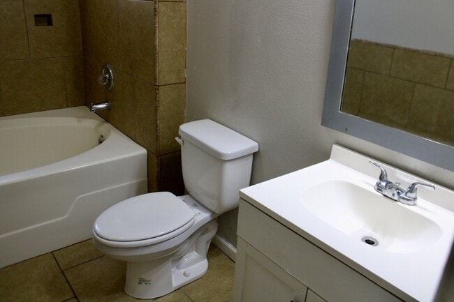 Building Photo - Charming 2 Bedroom, 1 Bath Home with Side ...