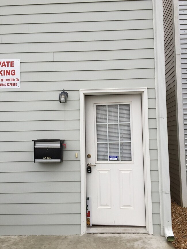 Building Photo - Large two bedroom apartment about a block away from Washburn University