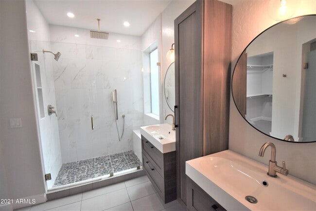 Building Photo - 768 E Irma Ln