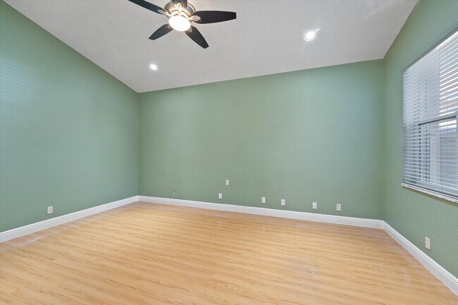 Building Photo - 10860 Fairmont Village Dr