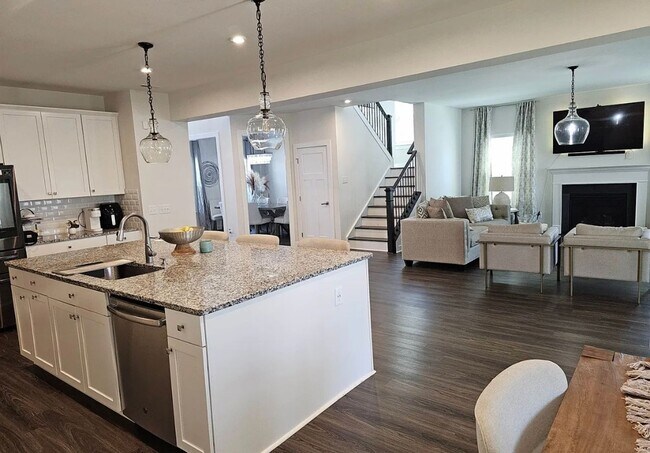 Building Photo - 3700 SF 4/4 Available Now!