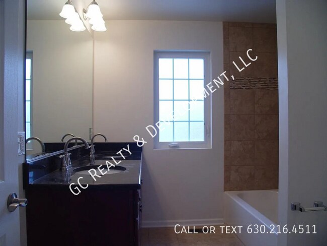 Building Photo - ***FULLY UPDATED HOFFMAN ESTATES HOME / BI...