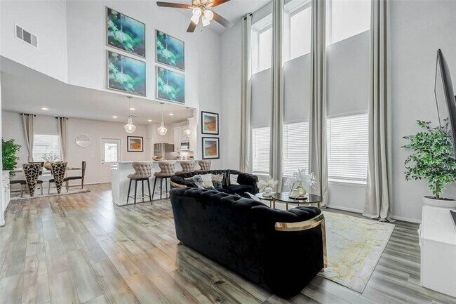 Building Photo - 15231 White Moss Dr