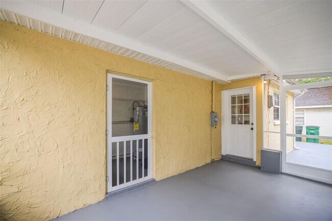 Building Photo - 2955 Bay View Dr