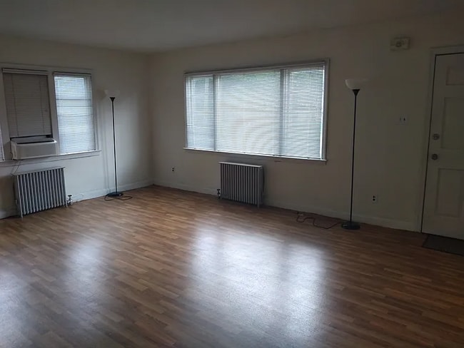 Building Photo - Welcome to this quaint house for rent