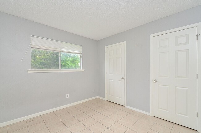 Building Photo - Property available in Old River Manor