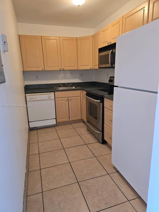 Building Photo - 405 S Pine Island Rd