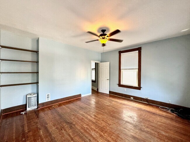 Building Photo - 4 Bed/2 bath UC Rental On Victor + Parking Only $695/person ($2780/mo)!