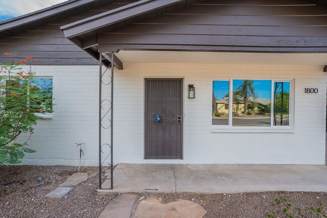 Building Photo - Great home in Tempe with a pool!