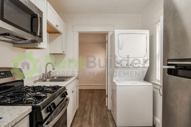 Building Photo - PERFECT HOME FOR STUDENTS OR PROFESSORS IN THE UNM AREA!!