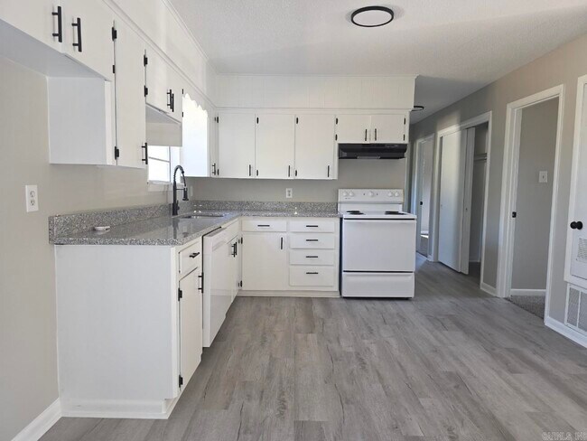 Building Photo - 408 Lindenhurst Dr
