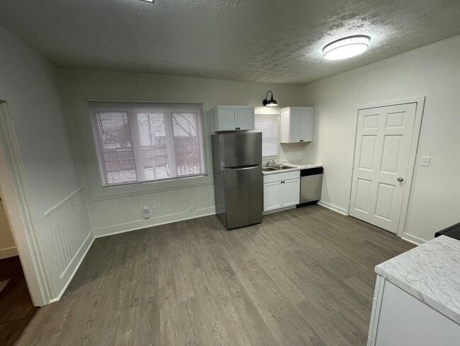 Building Photo - 5 Bedroom Available NOW