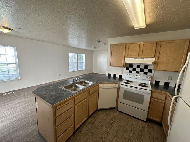 Building Photo - Upper Level 2 Bedroom 1 Bath Apartment