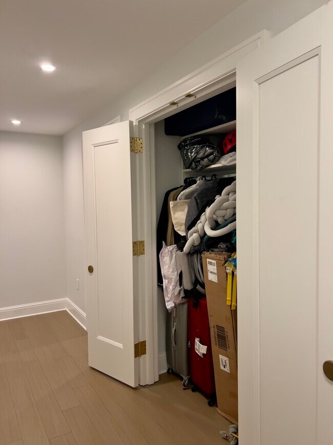 Building Photo - 514 N Peshtigo Ct