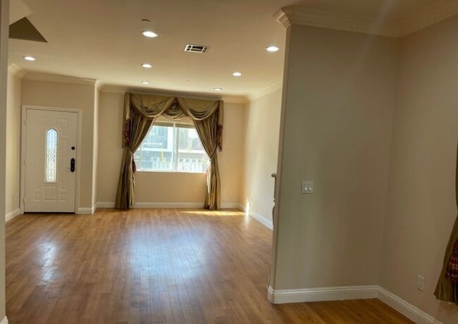 Building Photo - 5255 Hermitage Ave