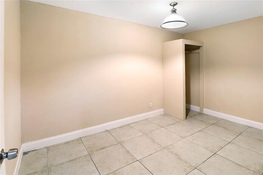 Building Photo - 5975 NW 25th Ct