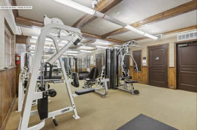 Building Photo - Updated Top Floor Unit -- Perfect Commuter Location -- Walking Distance to Laurel Street -- Must ...